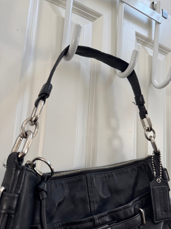Coach 11574 Black Turnlock Shoulder Bag – Rediscover Vintage Coach Black Leather Shoulder Hobo with Silver Hardware and Turn-Lock